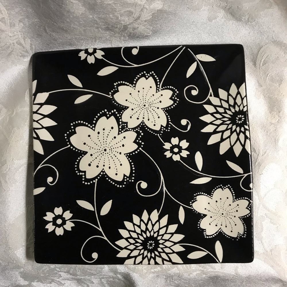 World Market 7.5 in Salad/Dessert Replacement Plate Bok/White Floral Design